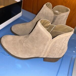 Women’s Kensie Beige Ankle Booties